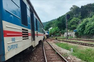 Đã thông tuyến đường sắt Bắc - Nam sau sự cố tàu SE11 trật bánh ở Lăng Cô 