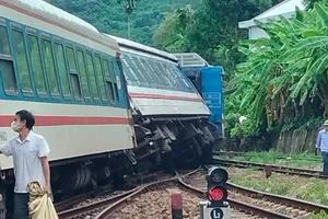 Tàu SE11 trật đường ray, đường sắt Bắc - Nam tê liệt