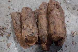 Phát hiện 8 quả đạn khi chuẩn bị đưa rác vào lò đốt rác