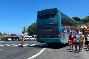 Sau trùng tu Di tích Hải Vân Quan, du khách nườm nượp tới tham quan