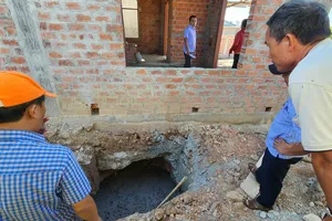 Kiểm tra việc nhà dân tại khu tái định cư cao tốc ở Quảng Trị bị sụt lún