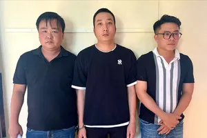 Bắt 3 người làm giả CMND để mở, bán tài khoản ngân hàng