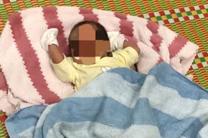 Cháu bé sơ sinh bị bỏ rơi trước cổng chùa cùng bức thư của người mẹ