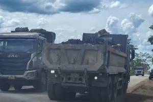 Xe chở đất dự án cao tốc Vạn Ninh - Cam Lộ không phủ bạt 'tung hoành' trên đường