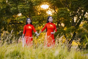 Giới trẻ xứ Huế chụp ảnh lan tỏa tình yêu nước trong dịp 2-9