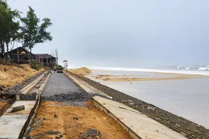 Kè chống xói lở bờ biển khẩn cấp nhưng phải... chờ vốn