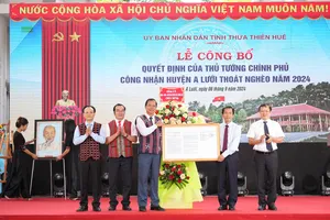 Công bố quyết định công nhận huyện A Lưới thoát nghèo