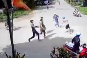 2 nhóm dùng hung khí hỗn chiến giữa đường