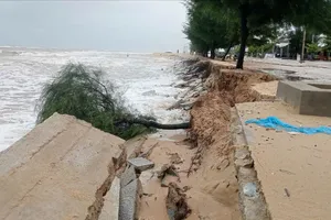 Sạt lở bất thường ở cửa biển Hòa Duân - 'điểm nóng' trong trận lũ 1999