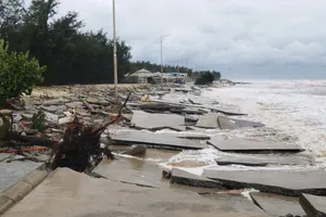 Bờ biển miền Trung bị hư hỏng nặng sau bão Trà Mi