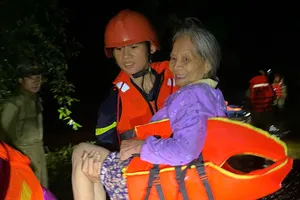 Ứng cứu hàng chục người dân ra khỏi vùng cô lập ở Quảng Trị