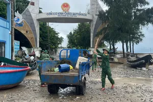 Lượng rác khổng lồ trôi dạt vào đảo Cồn Cỏ