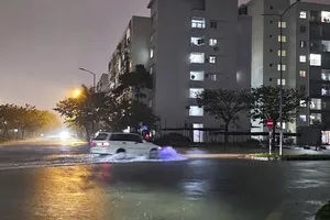 Mưa xối xả khiến nhiều nơi ở Huế bị ngập trong đêm