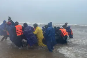 Thuyền bị sóng đánh chìm, 1 ngư dân được ứng cứu kịp thời