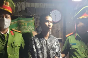 Nhóm thanh thiếu niên đánh thuốc nổ quán tạp hóa để trả thù