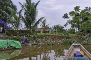 Bờ sông bị sạt lở uy hiếp nhiều nhà dân ở Quảng Trị