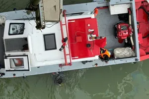 Khẩn trương tìm kiếm 2 người trên xe chở rác rơi xuống sông