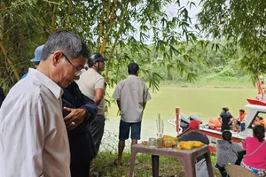 Người thân ngóng tin 2 nạn nhân trong vụ xe chở rác rơi xuống sông