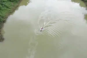 Mở rộng phạm vi tìm kiếm 2 người mất tích vụ xe chở rác lao xuống sông