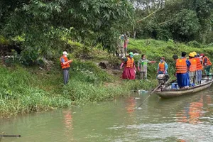 Tìm thấy thi thể 1 nạn nhân trong vụ hai người trên xe rác rơi xuống sông