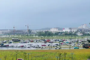 Nước lũ dâng cao, người Huế đưa 'xế hộp' chạy lũ