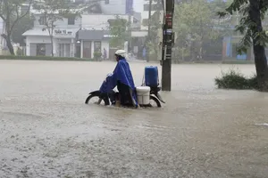 Nước lũ dâng cao trong đêm, Thừa Thiên Huế cho học sinh nghỉ học