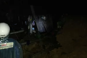 Sạt lở đất vùi lấp nhà làm 2 người bị thương