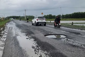 Hơn 3km đường ở Quảng Trị bị xe trọng tải lớn cày nát