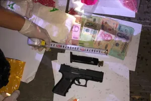 Clip truy bắt 2 người mang súng vận chuyển ma túy