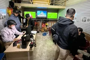 Đồng loạt bắt 3 tụ điểm cá độ bóng đá trong quán cà phê ở TP Huế