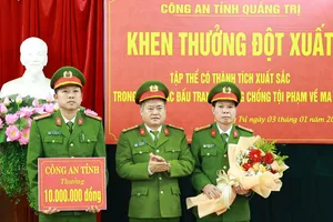 Xử lý xe khách bị tai nạn, phát hiện 10 bánh heroin và 15kg ma túy đá