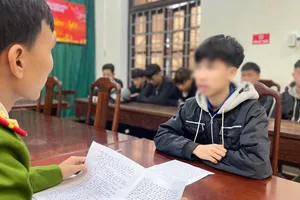 Bắt giữ nhóm 10 thanh thiếu niên truy đuổi khiến 1 người ngã lầu bị thương