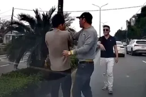 Clip ghi cảnh người đàn ông lái ô tô chặn đường, hành hung tài xế xe khác