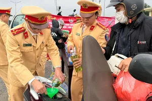 CSGT TP Huế đổ xăng, tiếp sức cho người dân về quê ăn Tết