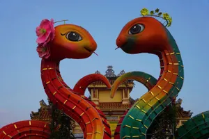 Cùng ngắm cặp linh vật rắn ở Huế được lấy ý tưởng rắn trên Cửu Đỉnh