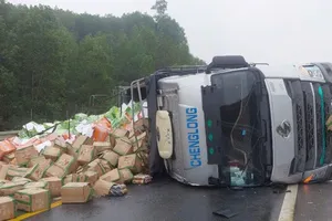 Xe tải lật chắn ngang cao tốc Cam Lộ - La Sơn