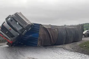 Quảng Trị: Lật xe tải, đường lên Cửa khẩu Quốc tế La Lay bị ùn tắc