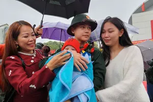 Chùm ảnh: Người dân Quảng Trị đội mưa tiễn 1.000 thanh niên nhập ngũ