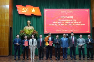 TP Huế công bố quyết định sắp xếp tổ chức bộ máy, công tác cán bộ