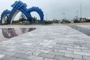Mới sử dụng, đá lát sân ở bãi tắm Cửa Việt đã nứt vỡ 
