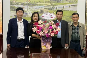 Đến chúc mừng ngày 8-3, trung tâm 15 người thì chỉ 1 người làm việc đúng giờ