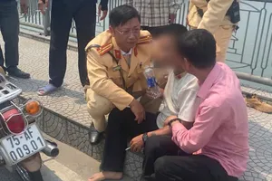 Kịp thời ngăn chặn nam thanh niên nhảy cầu vì buồn chuyện tình cảm