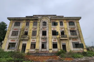 Sẽ phá dỡ trụ sở tòa án bỏ hoang 10 năm trên đất vàng Quảng Trị