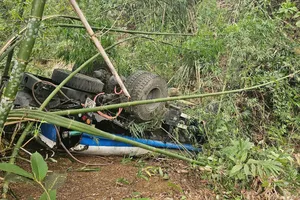 Xe chở nước của công ty môi trường lao xuống vực, tài xế tử vong 