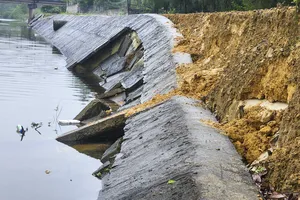 Yêu cầu làm rõ trách nhiệm vụ bờ kè tan hoang sau 1 năm sử dụng