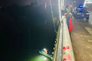 Tìm kiếm nam thanh niên bỏ dép, áo khoác trên cầu Đông Hà