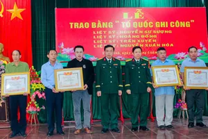 Trao Bằng Tổ quốc ghi công đến thân nhân 4 liệt sĩ tại Quảng Trị