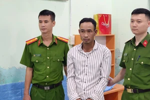 Bắt người đàn ông dùng rựa chặn đường cướp điện thoại