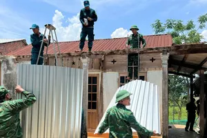 Trường học và 27 nhà dân ở TP Huế bị tốc mái do dông lốc