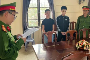 Bắt tạm giam 2 thanh niên ném ly bia vào bàn bên cạnh